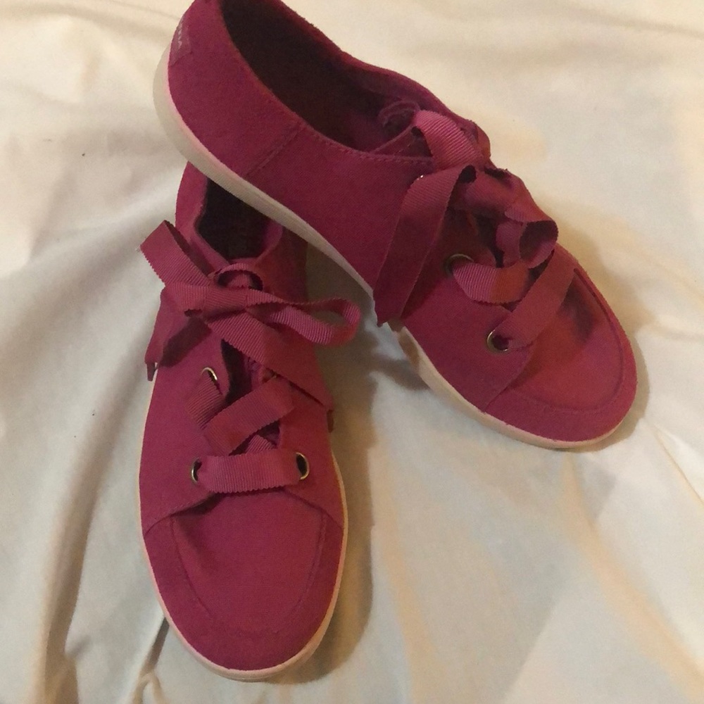 Chic & jazzy magenta UGG shoes.